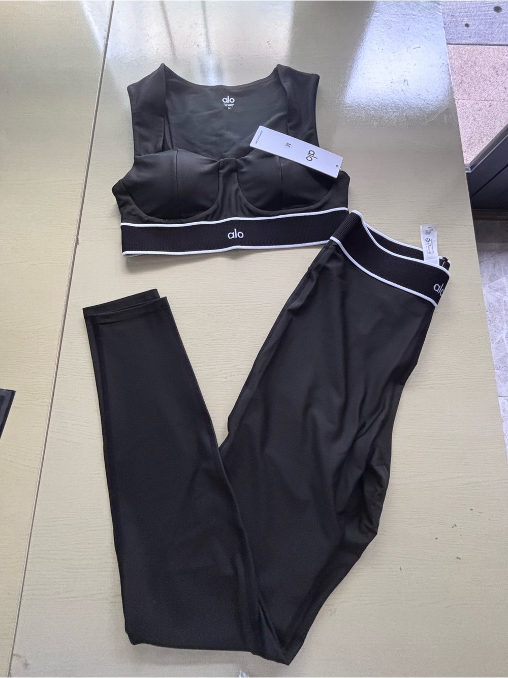 ALO Yoga Black Sports Bra with White Trim - Picture 4 of 6